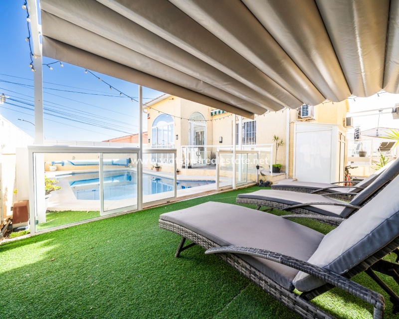 Resale - Freistendhe Villa - Urb. La Marina