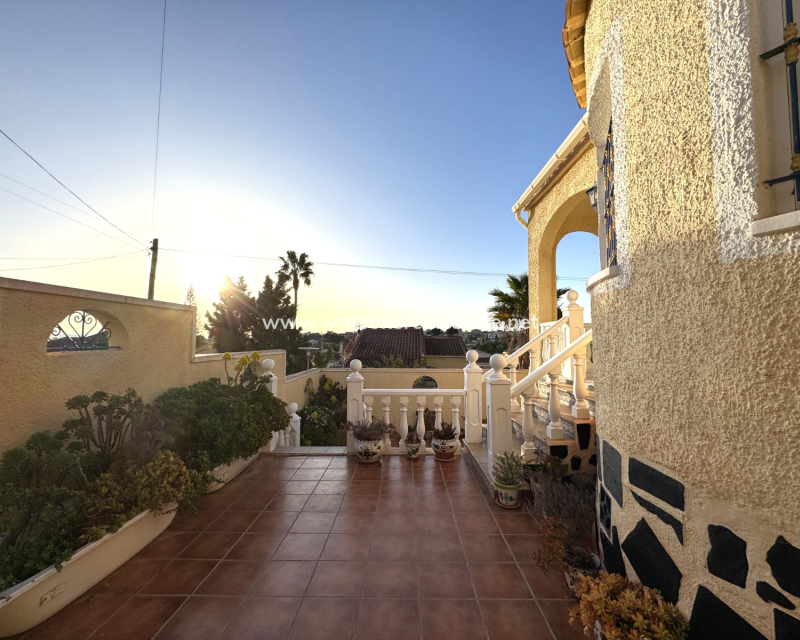 Resale - Freistendhe Villa - Urb. La Marina