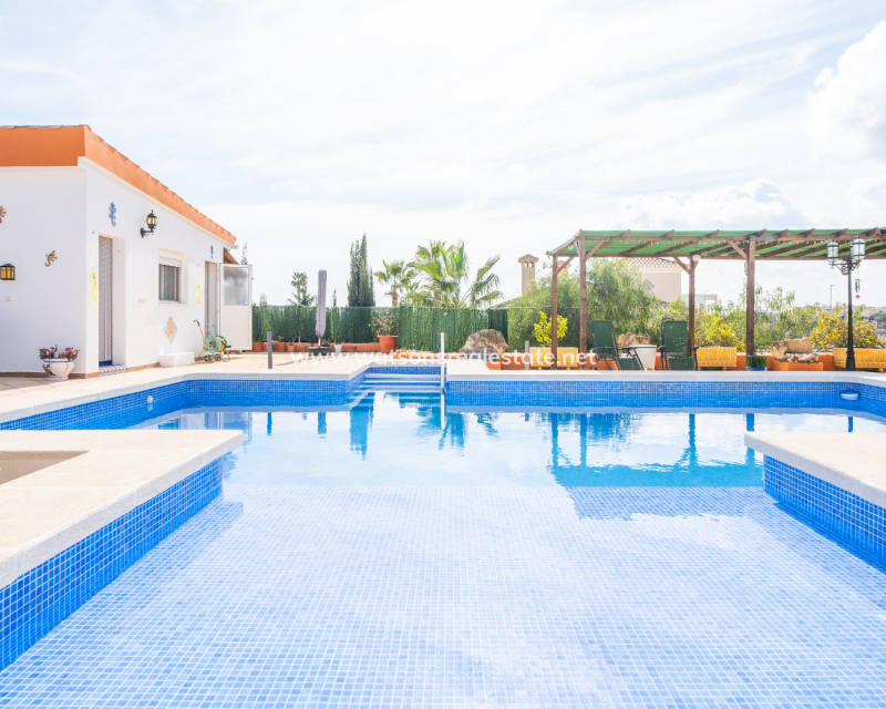 Resale - Freistendhe Villa - Urb. La Marina