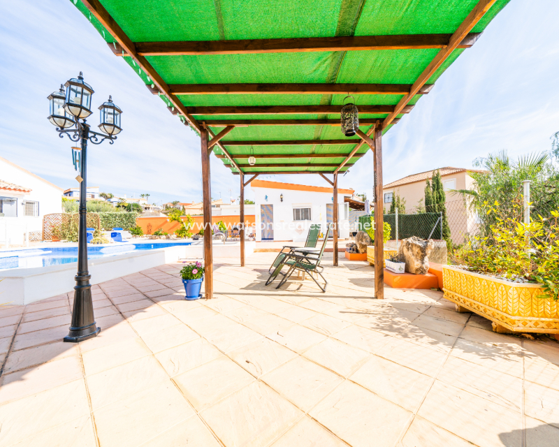 Resale - Freistendhe Villa - Urb. La Marina