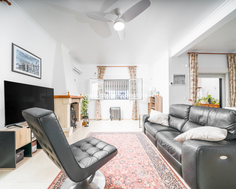 Resale - Freistendhe Villa - Urb. La Marina