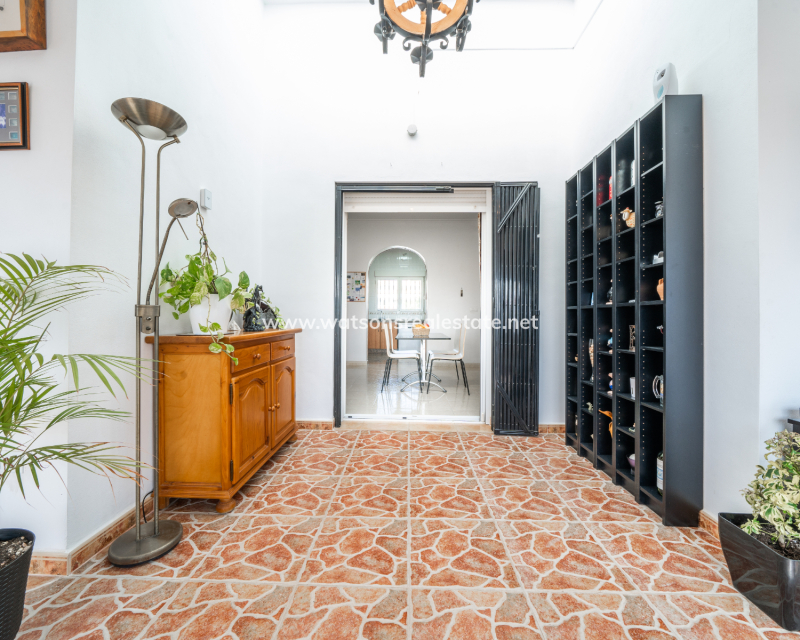 Resale - Freistendhe Villa - Urb. La Marina