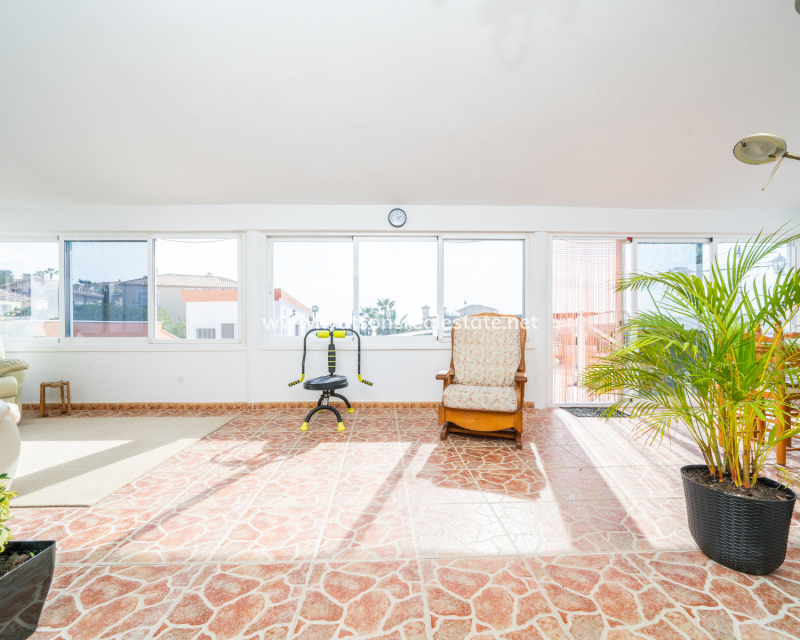 Resale - Freistendhe Villa - Urb. La Marina