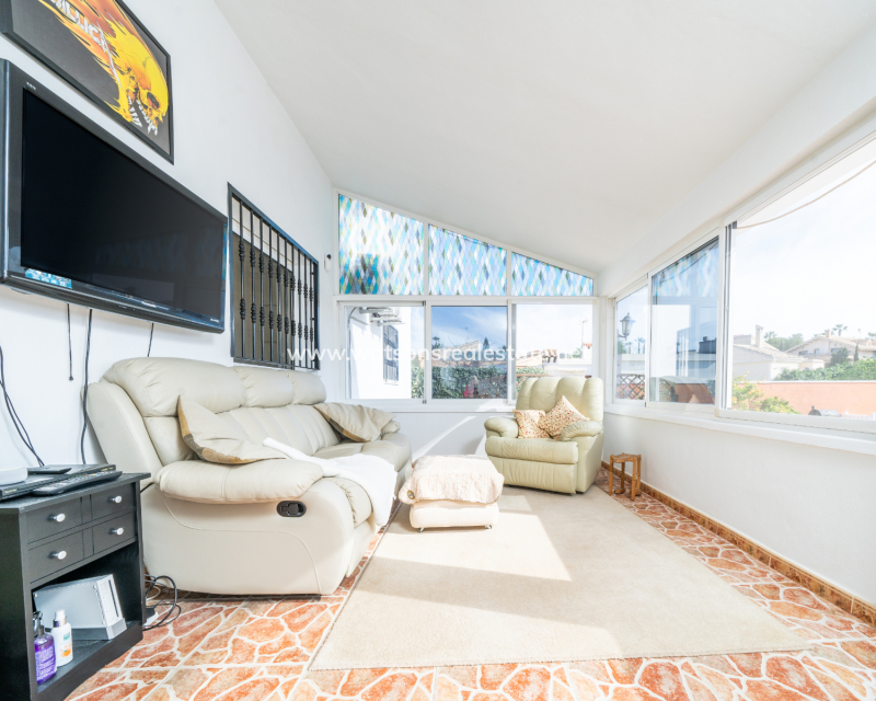 Resale - Freistendhe Villa - Urb. La Marina