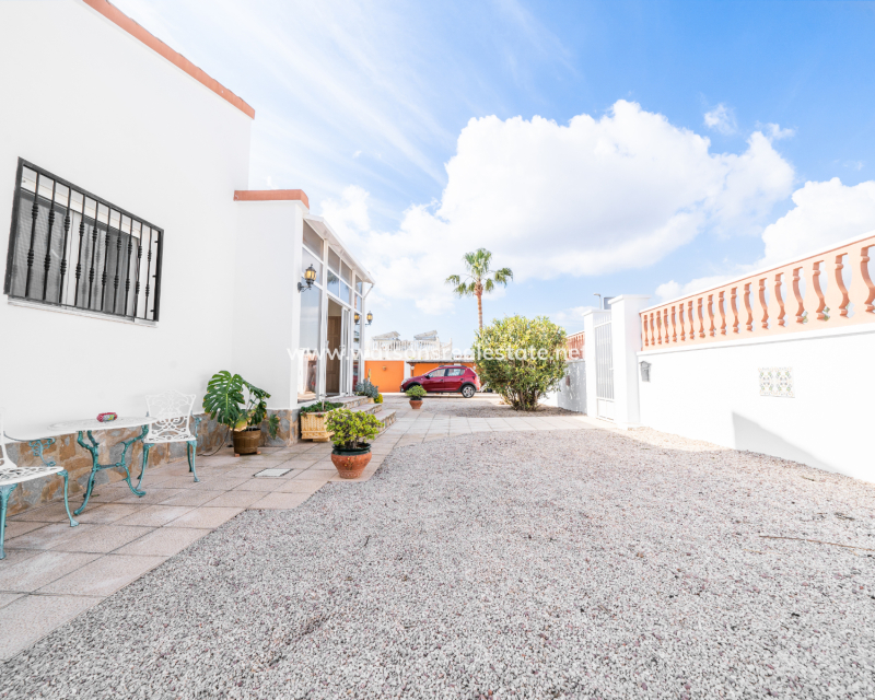 Resale - Freistendhe Villa - Urb. La Marina