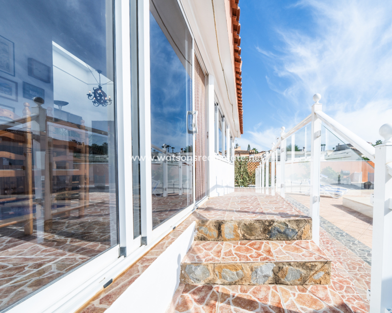 Resale - Freistendhe Villa - Urb. La Marina