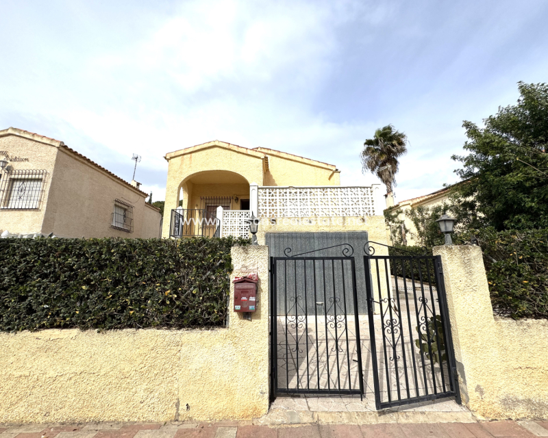 Resale - Freistendhe Villa - Urb. La Marina