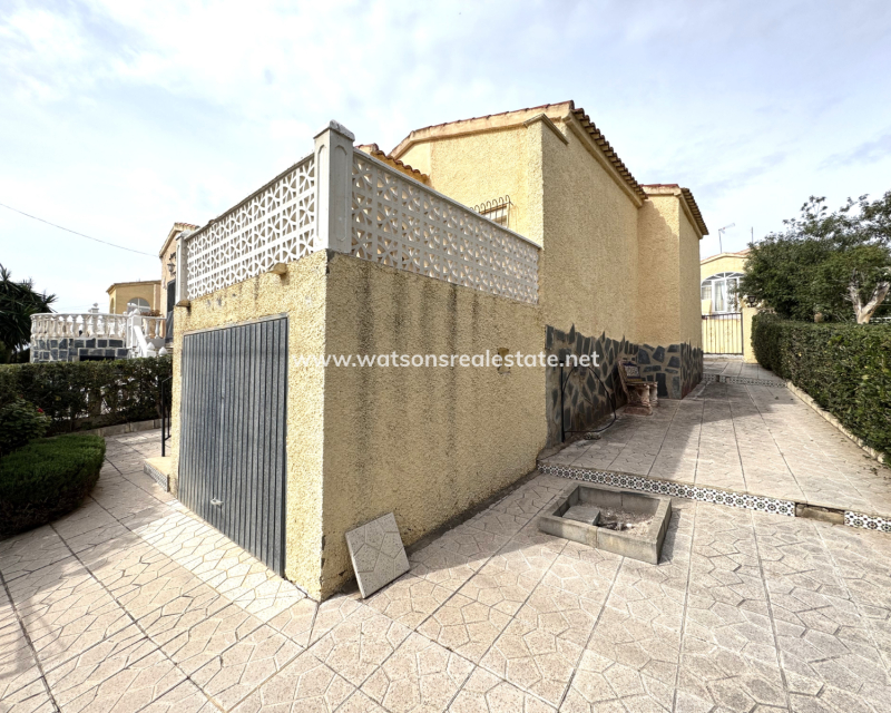 Resale - Freistendhe Villa - Urb. La Marina