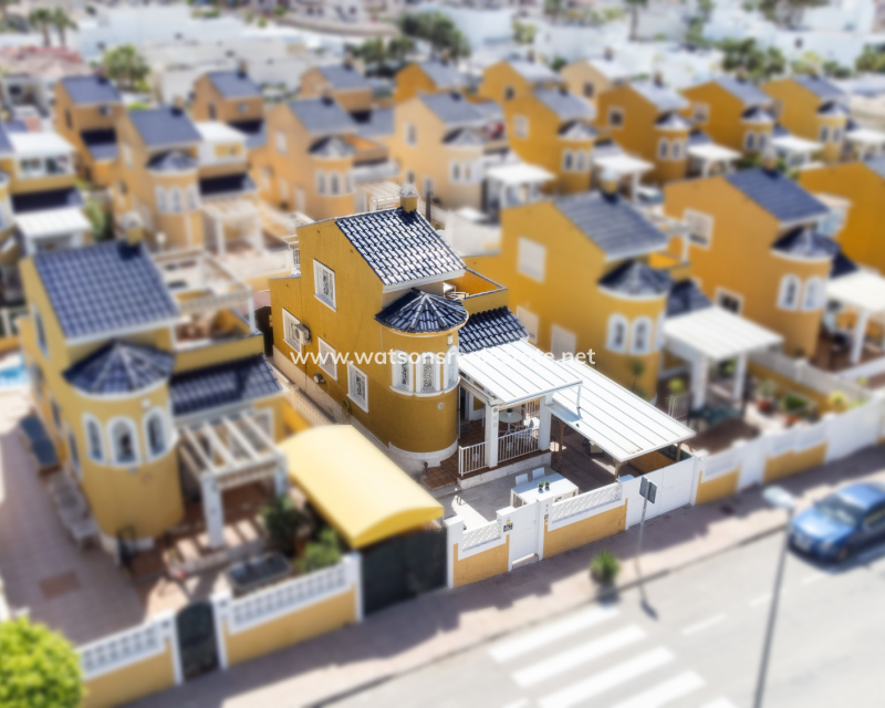 Resale - Freistendhe Villa - Urb. La Marina