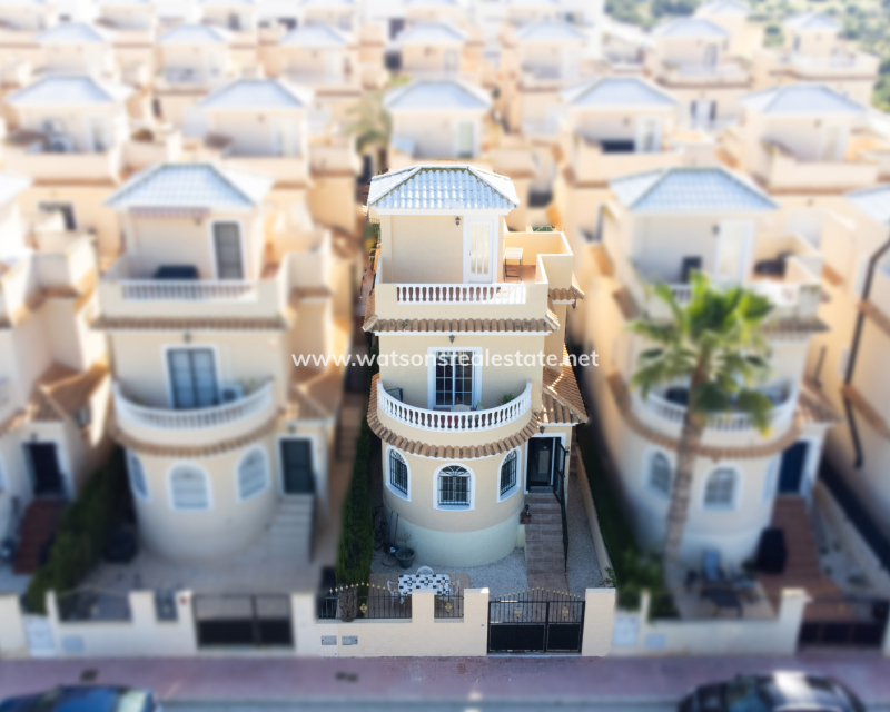 Resale - Freistendhe Villa - Urb. La Marina