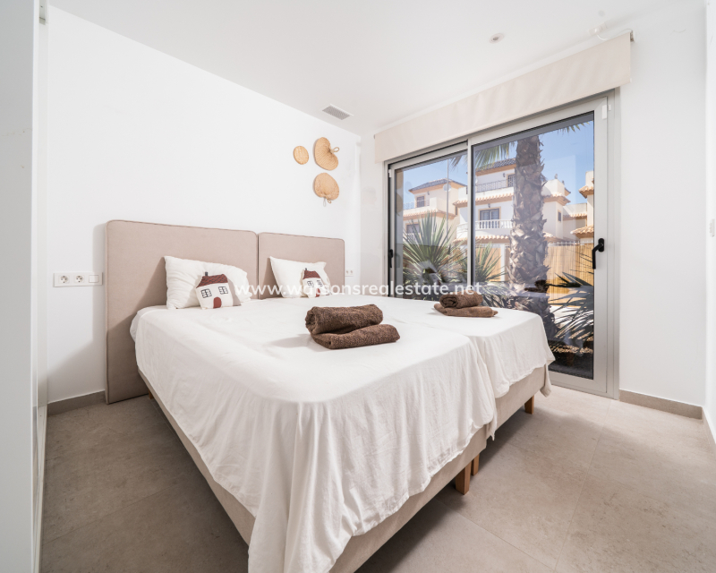 Resale - Freistendhe Villa - Urb. La Marina