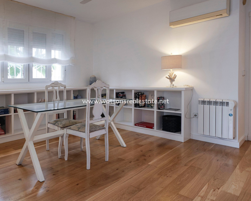 Resale - Freistendhe Villa - Urb. La Marina