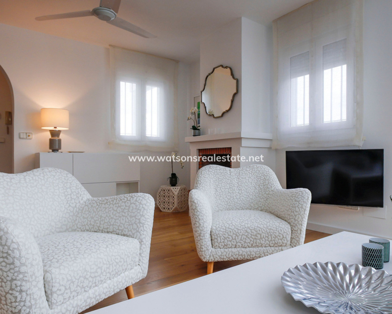 Resale - Freistendhe Villa - Urb. La Marina