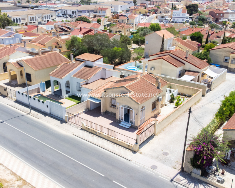 Resale - Freistendhe Villa - Urb. La Marina