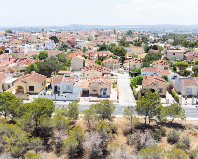 Resale - Freistendhe Villa - Urb. La Marina