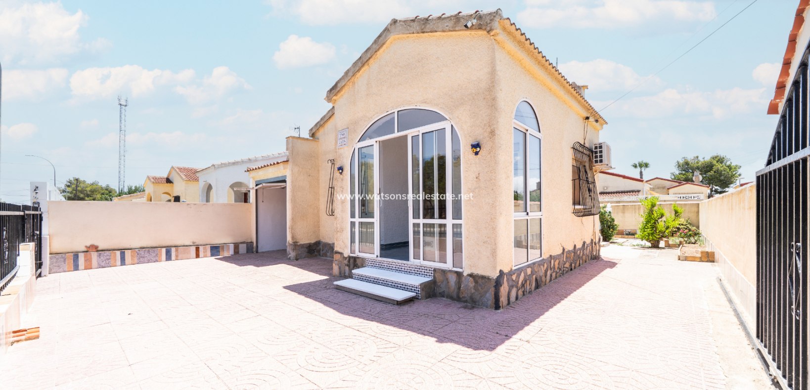 Resale - Freistendhe Villa - Urb. La Marina