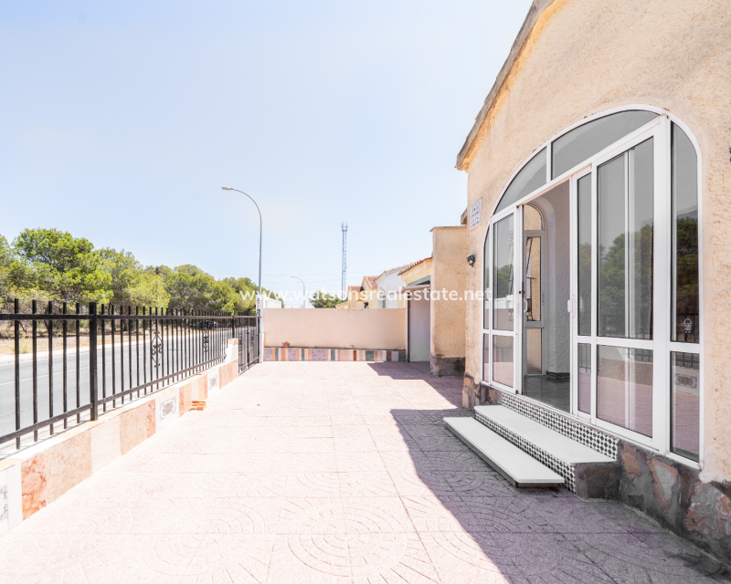 Resale - Freistendhe Villa - Urb. La Marina