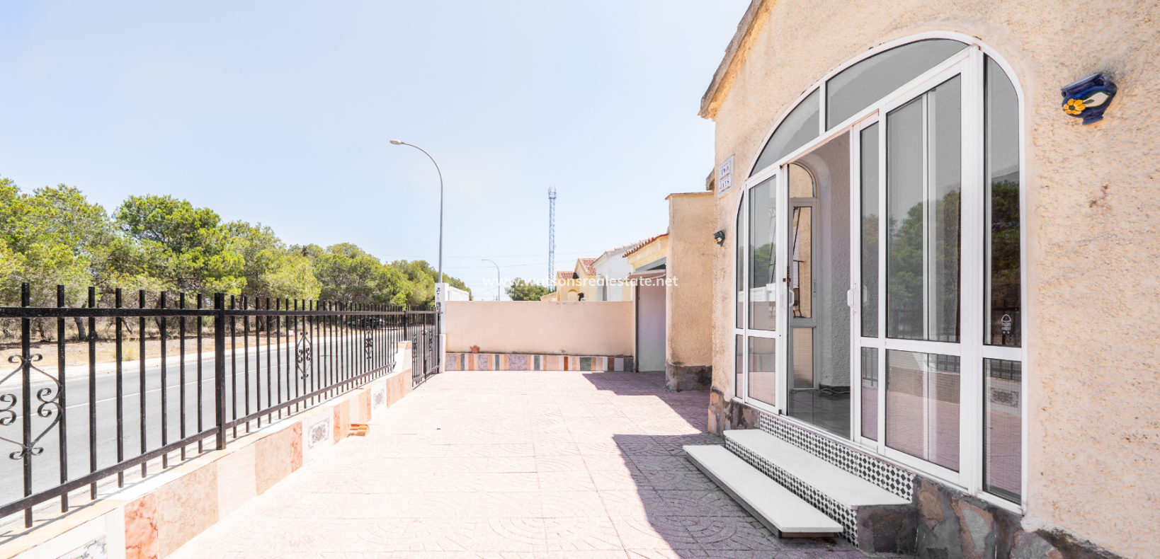 Resale - Freistendhe Villa - Urb. La Marina