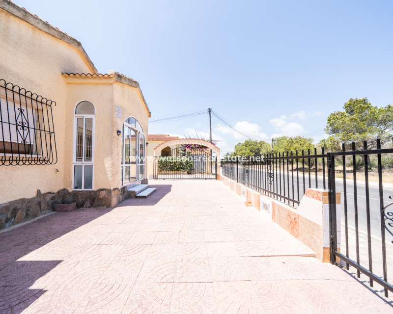 Resale - Freistendhe Villa - Urb. La Marina