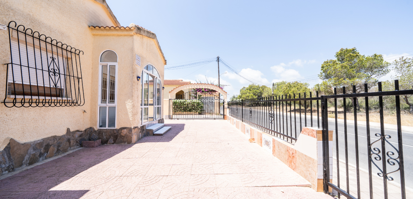 Resale - Freistendhe Villa - Urb. La Marina