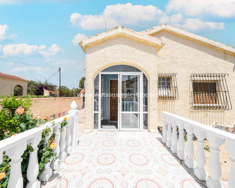 Resale - Freistendhe Villa - Urb. La Marina