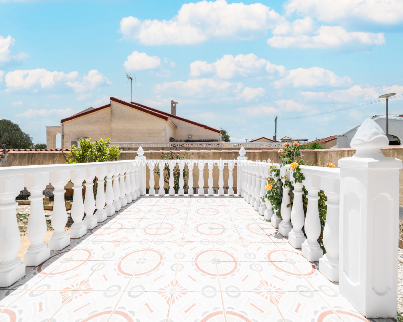 Resale - Freistendhe Villa - Urb. La Marina