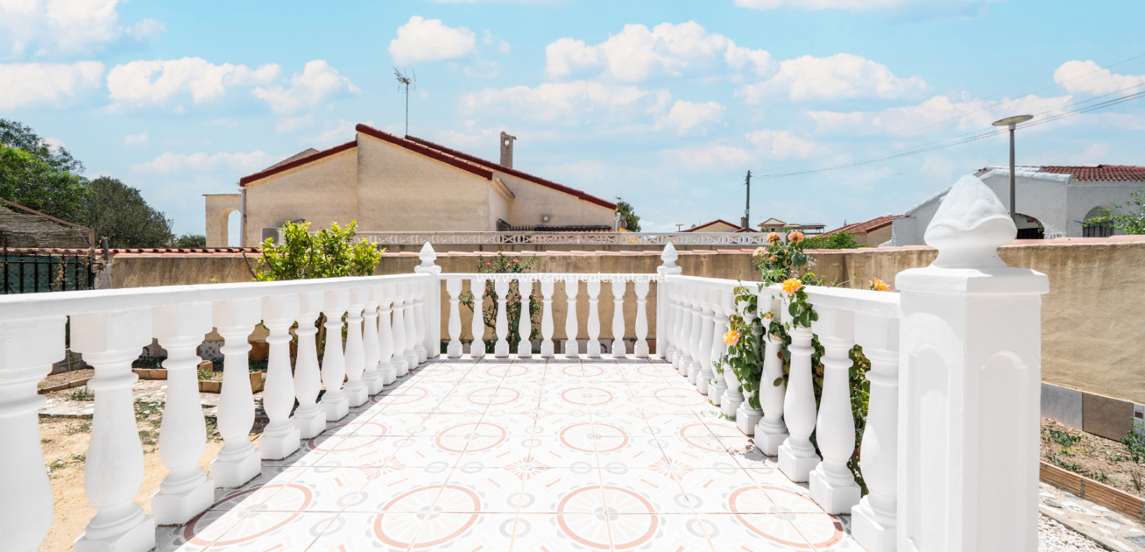 Resale - Freistendhe Villa - Urb. La Marina
