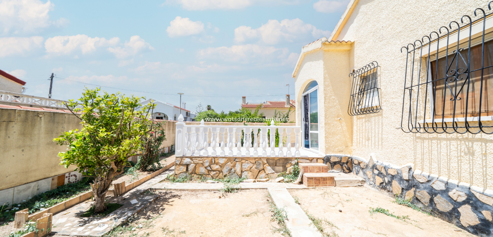 Resale - Freistendhe Villa - Urb. La Marina