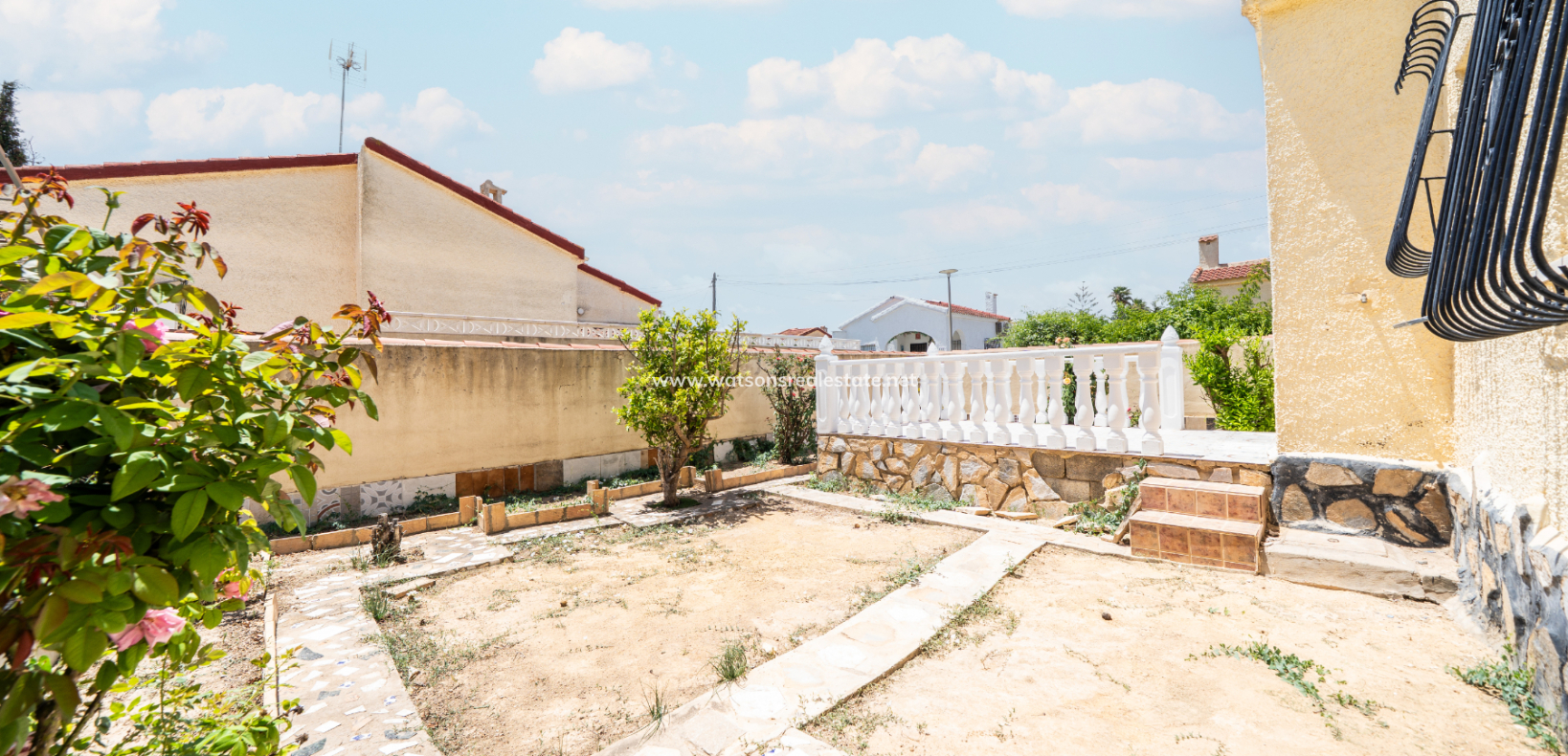 Resale - Freistendhe Villa - Urb. La Marina