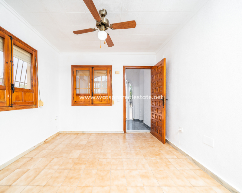 Resale - Freistendhe Villa - Urb. La Marina