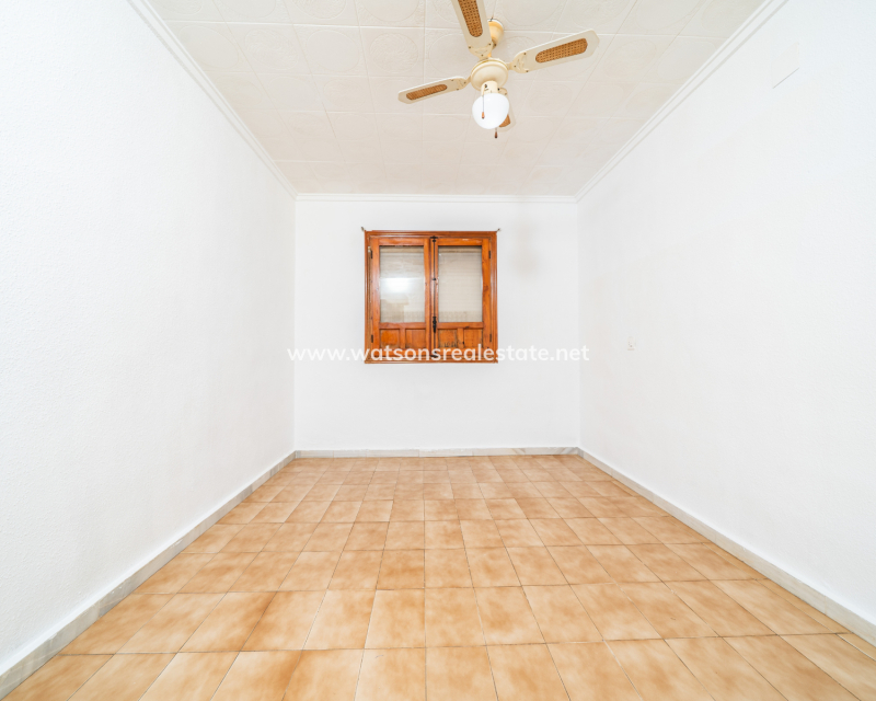 Resale - Freistendhe Villa - Urb. La Marina