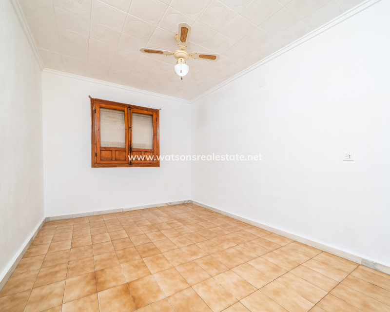 Resale - Freistendhe Villa - Urb. La Marina
