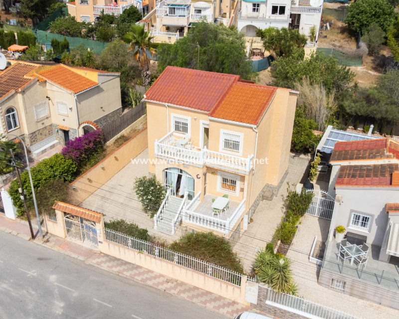 Resale - Freistendhe Villa - Urb. La Marina