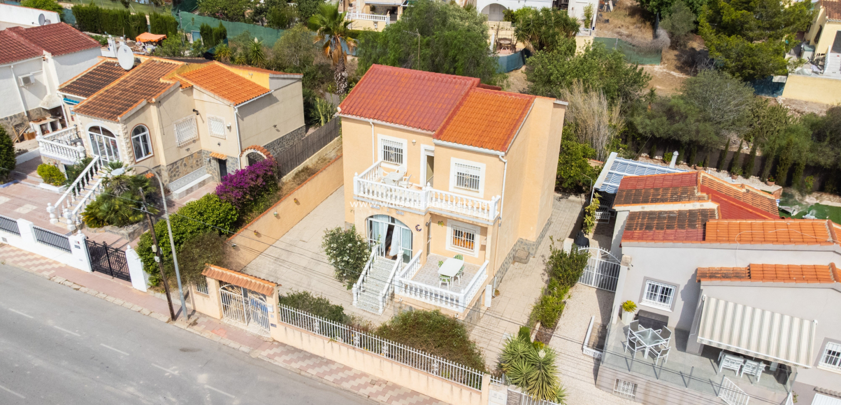Resale - Freistendhe Villa - Urb. La Marina