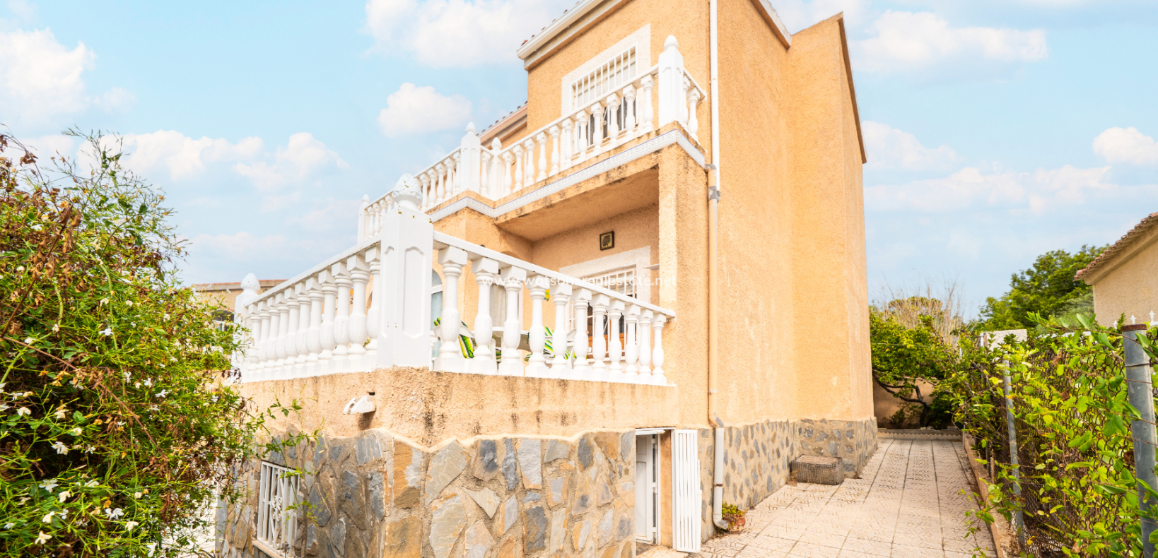 Resale - Freistendhe Villa - Urb. La Marina