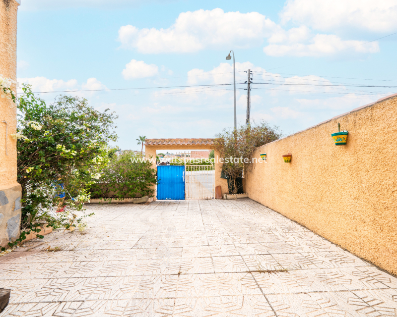Resale - Freistendhe Villa - Urb. La Marina