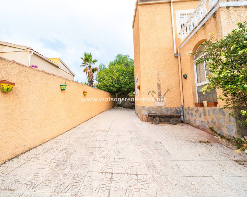 Resale - Freistendhe Villa - Urb. La Marina