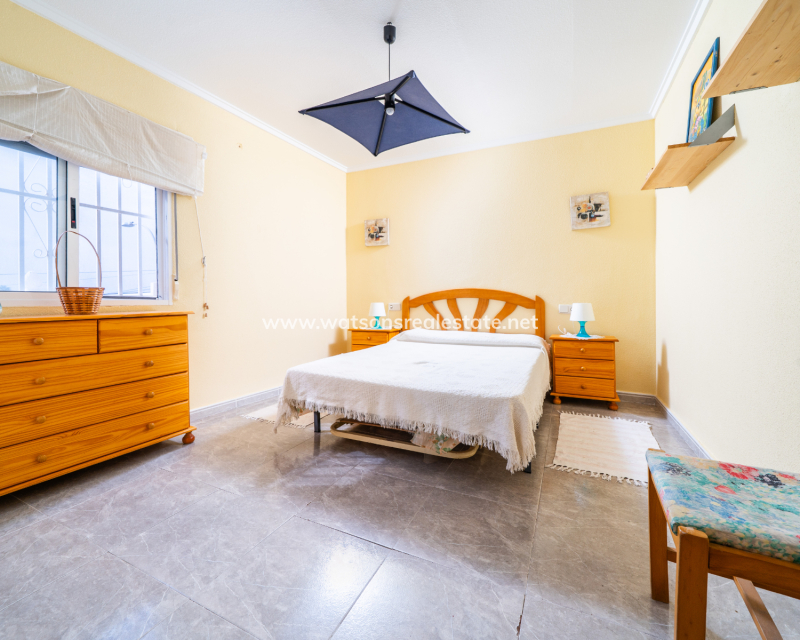 Resale - Freistendhe Villa - Urb. La Marina