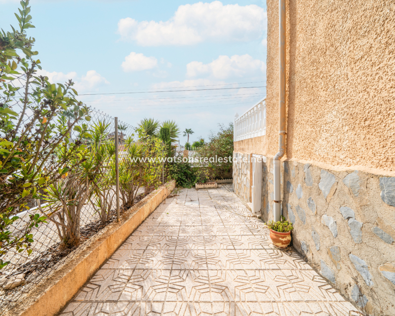 Resale - Freistendhe Villa - Urb. La Marina