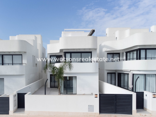 Resale - Freistendhe Villa - Urb. La Marina