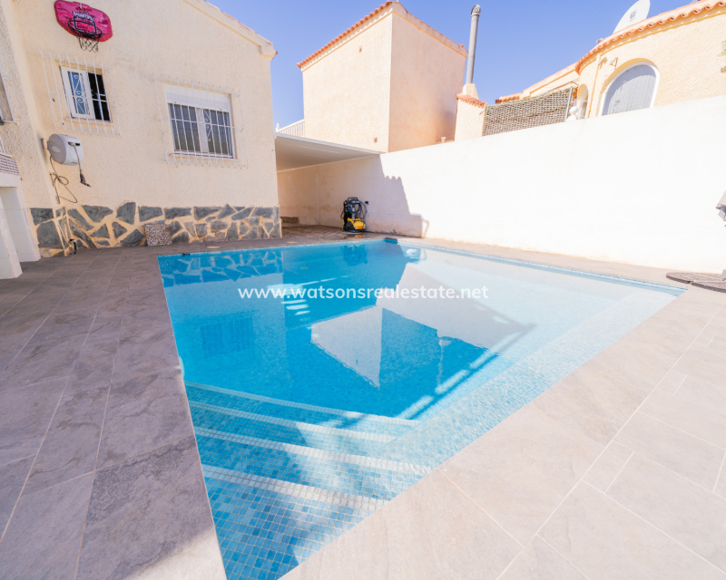 Resale - Freistendhe Villa - Urb. La Marina