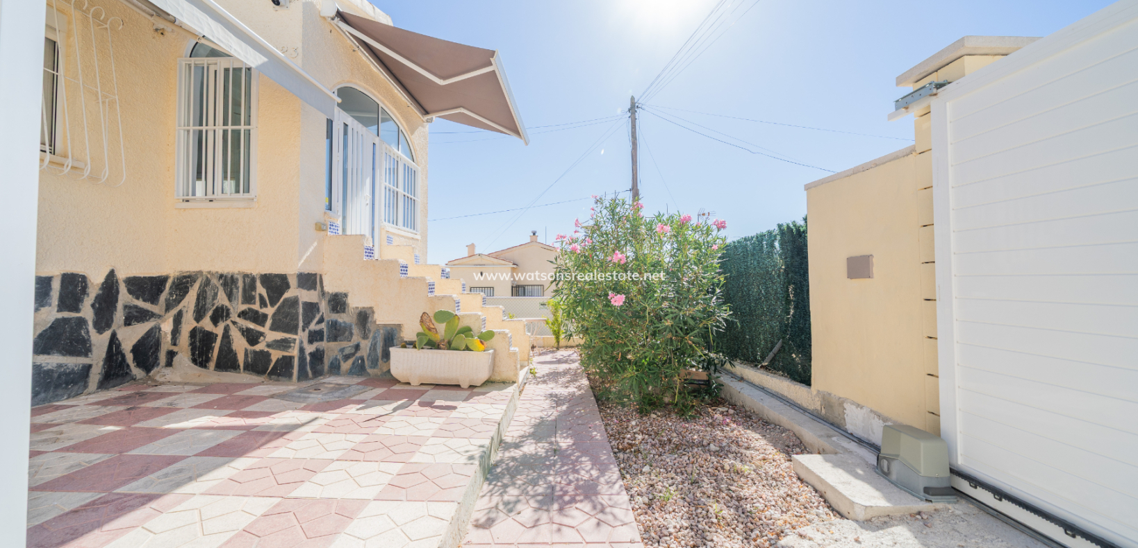 Resale - Freistendhe Villa - Urb. La Marina