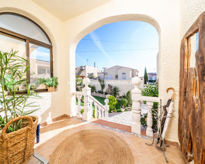 Resale - Freistendhe Villa - Urb. La Marina