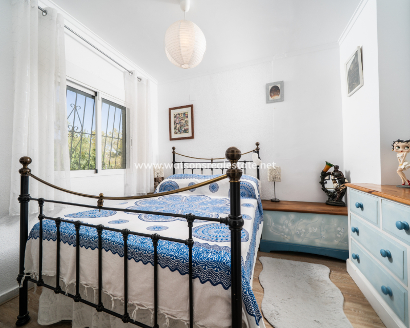 Resale - Freistendhe Villa - Urb. La Marina