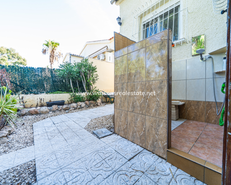 Resale - Freistendhe Villa - Urb. La Marina