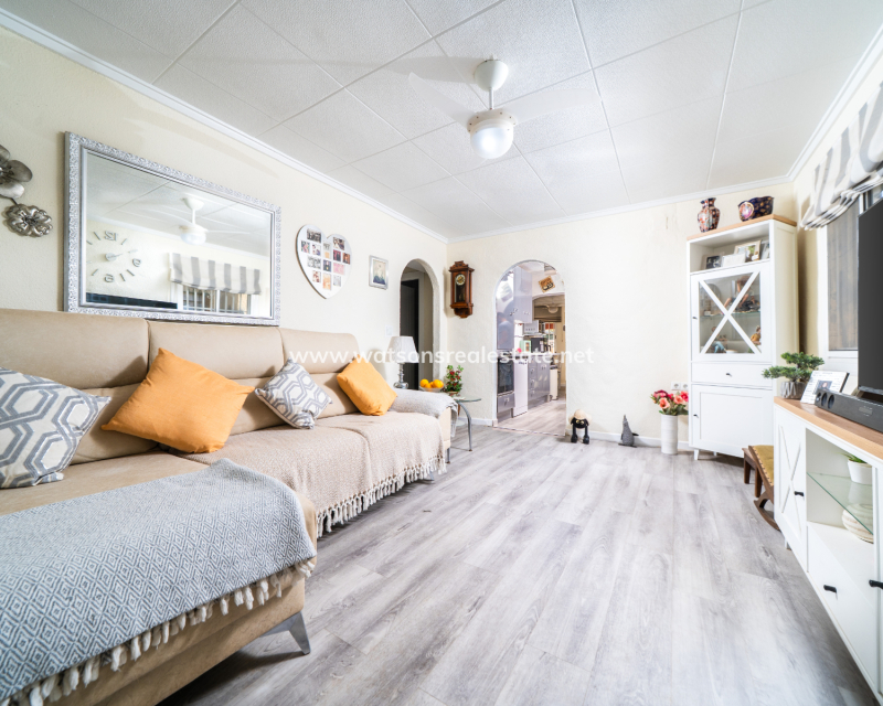 Resale - Freistendhe Villa - Urb. La Marina