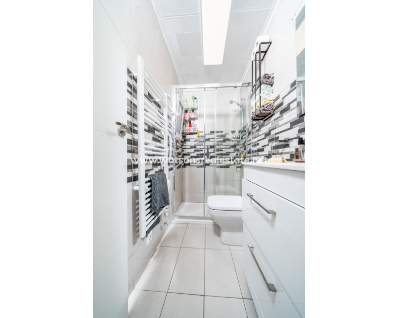 Resale - Freistendhe Villa - Urb. La Marina