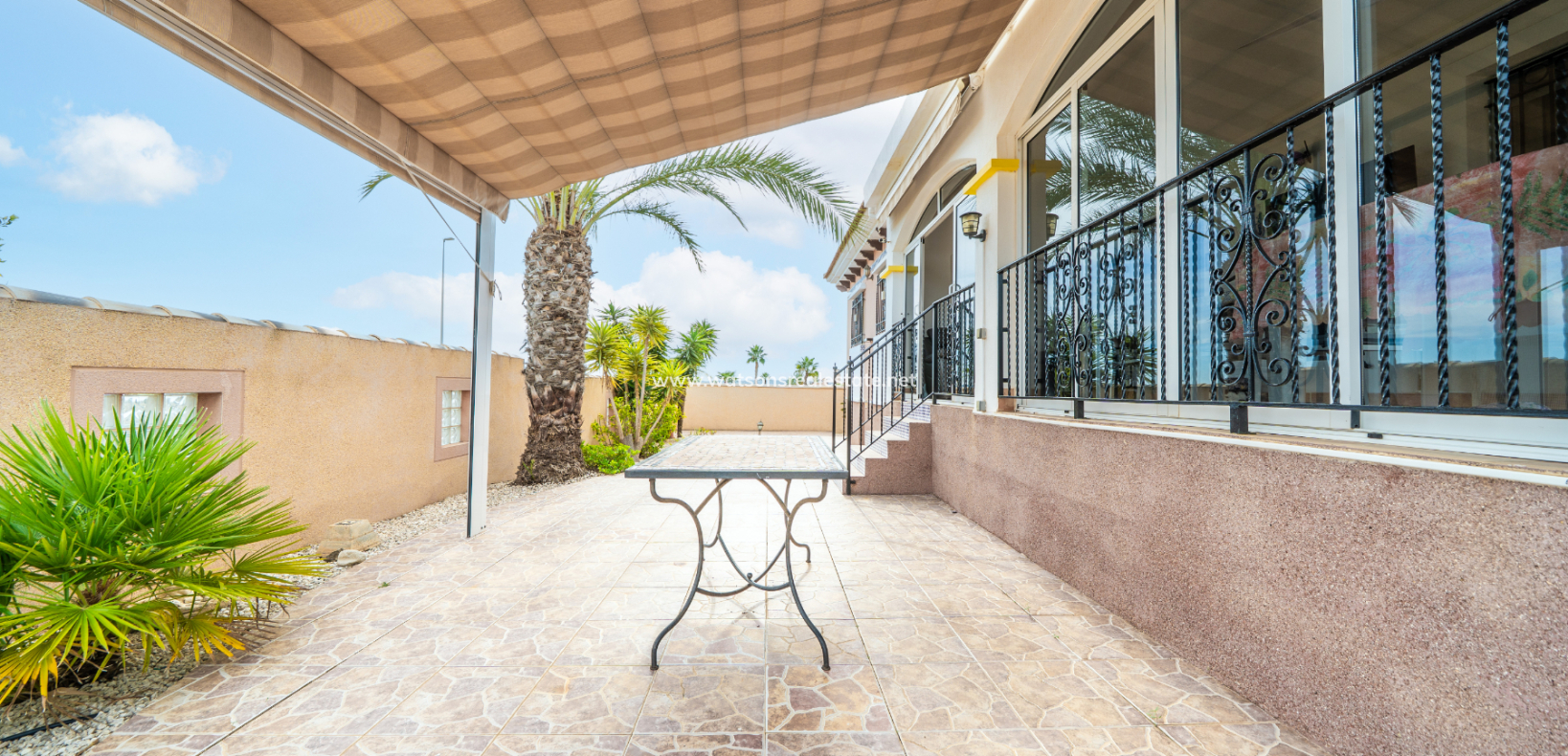 Resale - Freistendhe Villa - Urb. La Marina