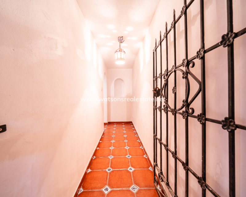 Resale - Freistendhe Villa - Urb. La Marina