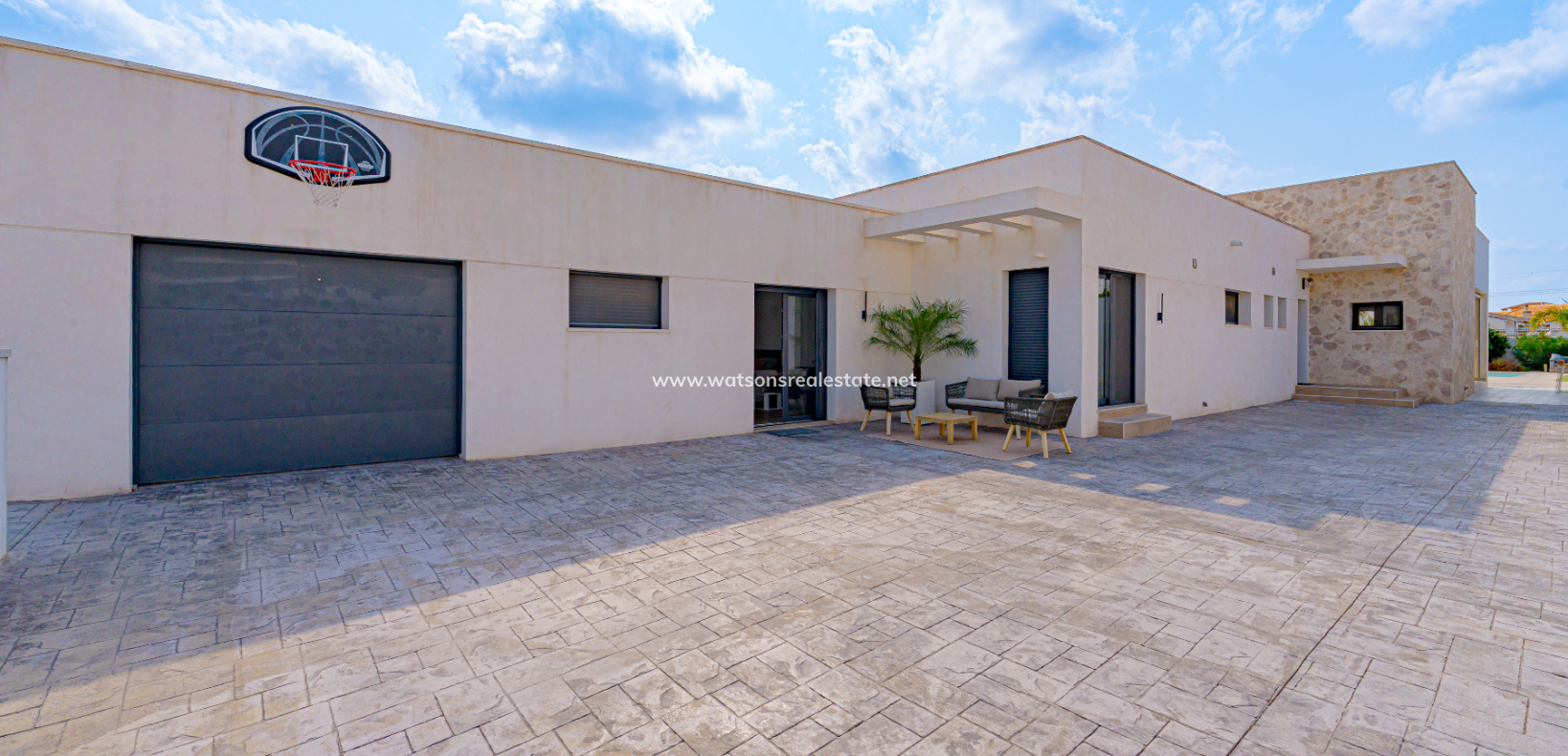 Resale - Freistendhe Villa - Urb. La Marina